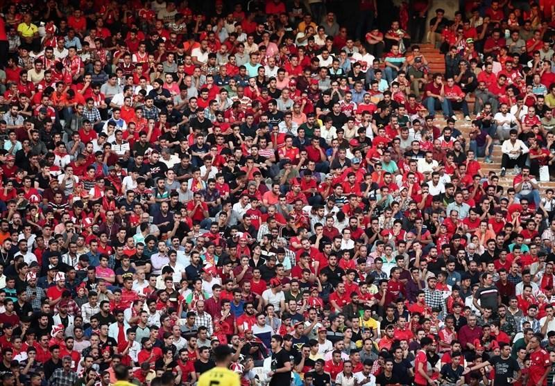 حاشیه دیدار پرسپولیس - گل گهر، ورود پرتعداد هواداران به حاشیه ملاقات پرسپولیس - گل گهر، ورود پرتعداد طرفداران به استادیوم و شعار علیه یک استقلالی، تشویق مدافع قرمزها با لقبی جدید