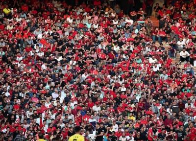 حاشیه ملاقات پرسپولیس - گل گهر، ورود پرتعداد طرفداران به استادیوم و شعار علیه یک استقلالی، تشویق مدافع قرمزها با لقبی جدید