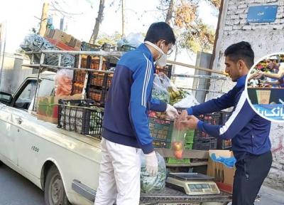 قهرمان مسابقات جهانی کُشتی در حال میوه فروشی با وانت