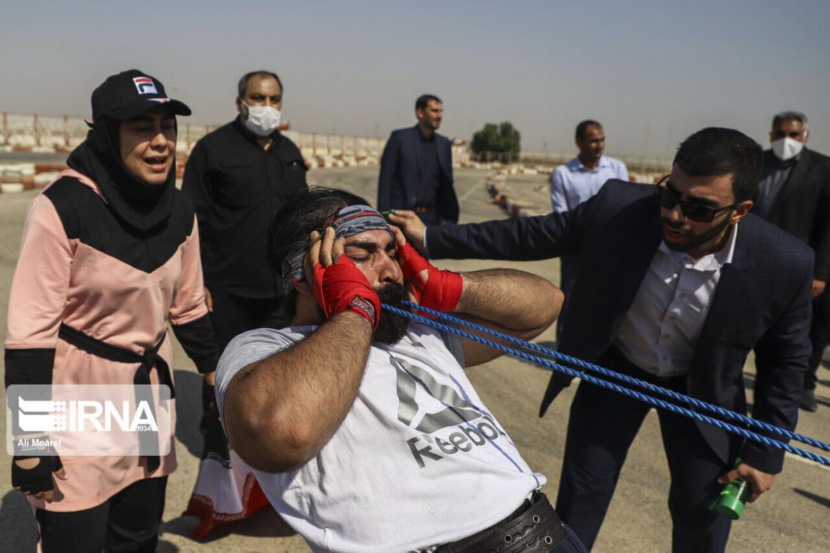 خبرنگاران ثبت رکورد جهانی جابه جایی کامیون با دندان توسط 2 خوزستانی