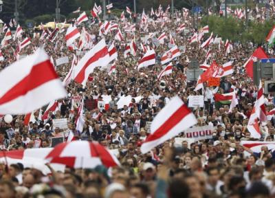 خبرنگاران راهپیمایی ده ها هزار نفری مخالفان دولت در بلاروس