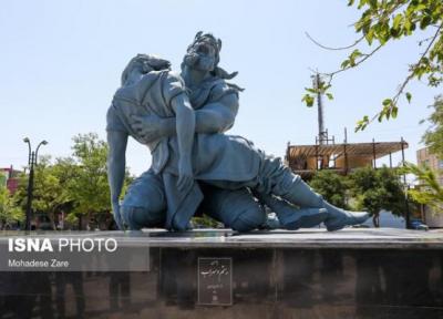نصب 5 مجسمه شاهنامه در جلوخان آرامگاه فردوسی