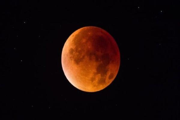 اَبَر ماه گرفتگی خونین در آسمان بامدادی فردا