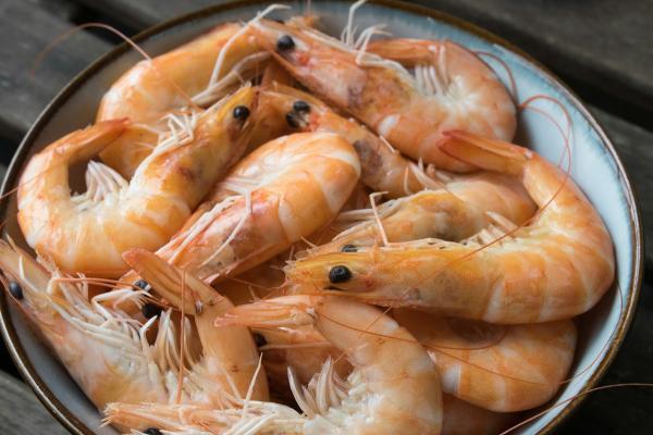 طرز تهیه قلیه میگو بوشهری؛ رازهای سبزی معطر و تمرهندی
